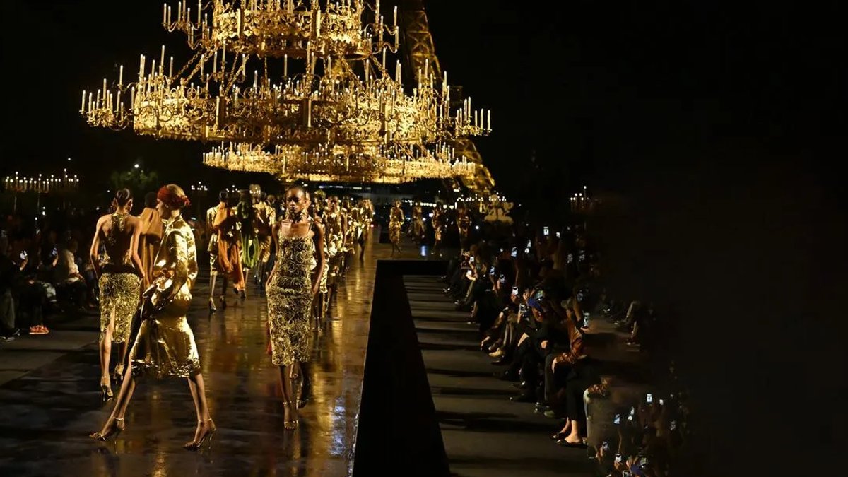 Anthony Vaccarello’s golden farewell reshapes Saint Laurent Anthony Vaccarello’s golden farewell reshapes Saint Laurent - golden farewell
