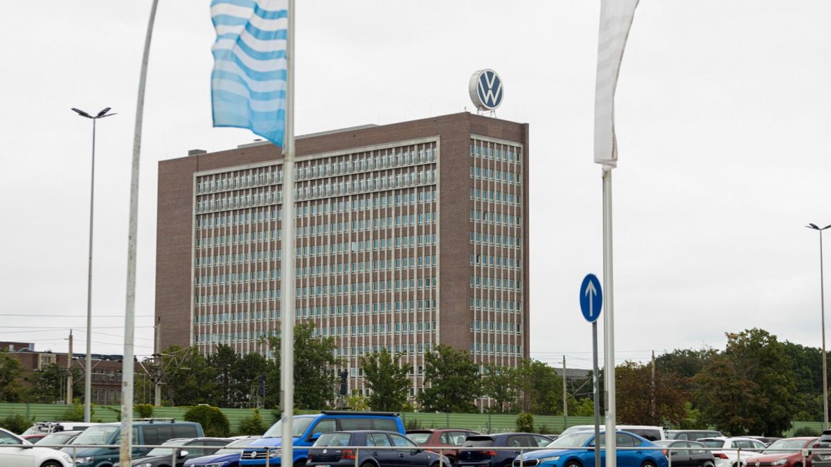 Volkswagen to end most collective bargaining agreements - volkswagen labor changes