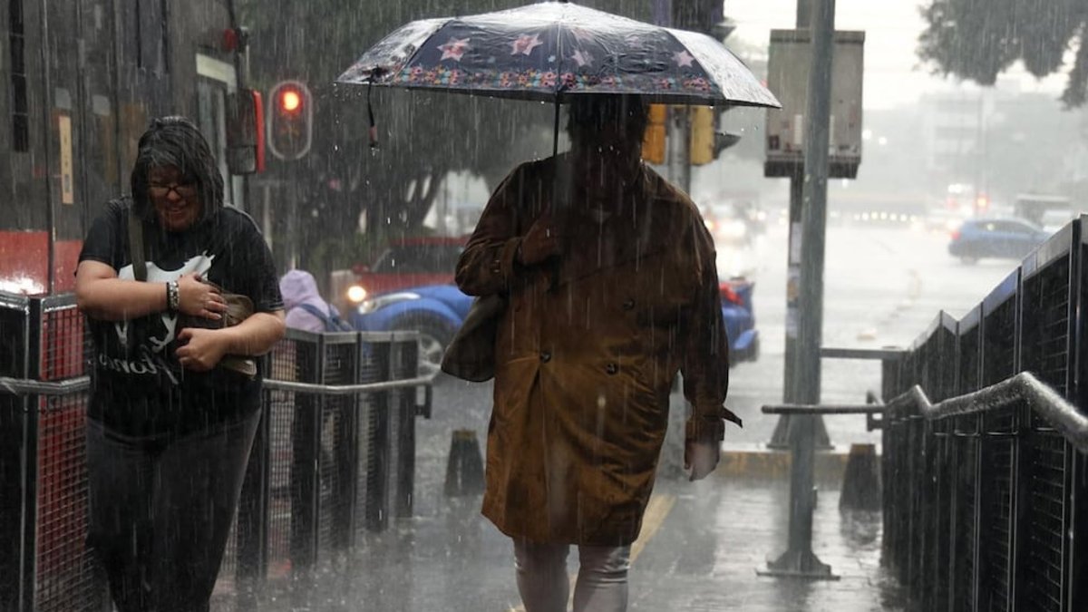 Flights delayed due to heavy rain - mexico flights