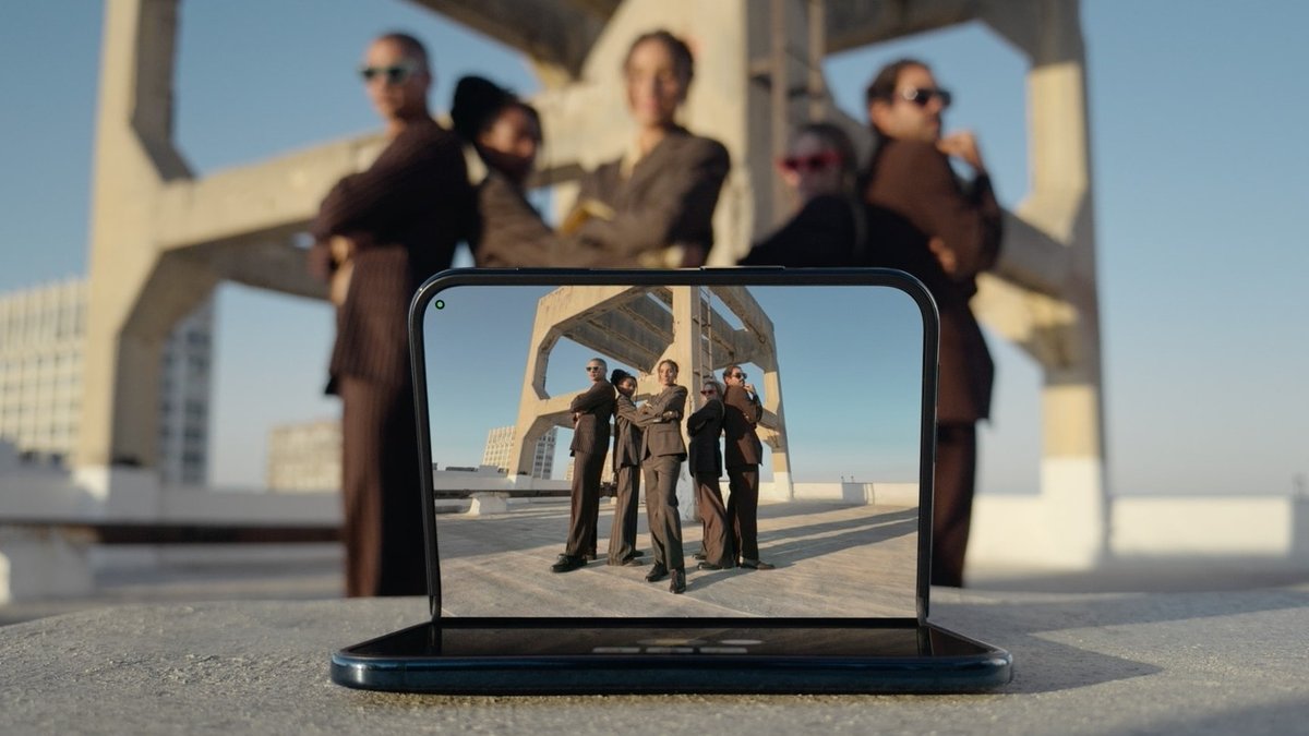 New iPhone improves group selfie capabilities - group selfie