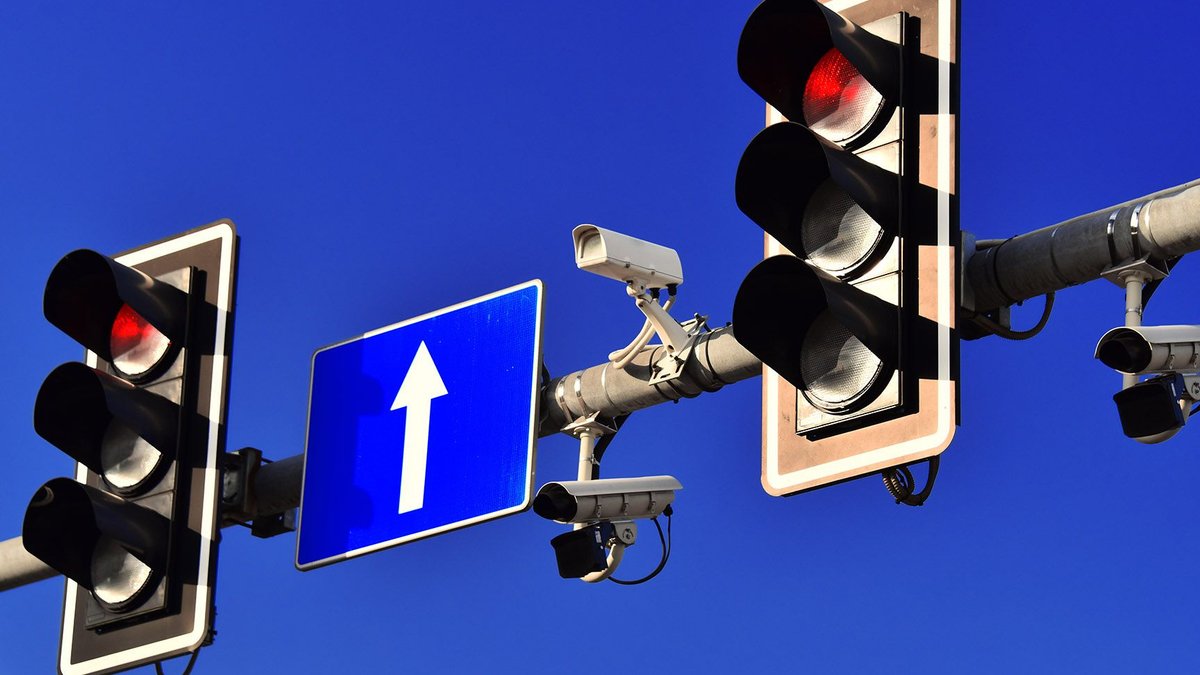 Cities use red lights to curb speeding drivers Cities use red lights to curb speeding drivers - speeding drivers