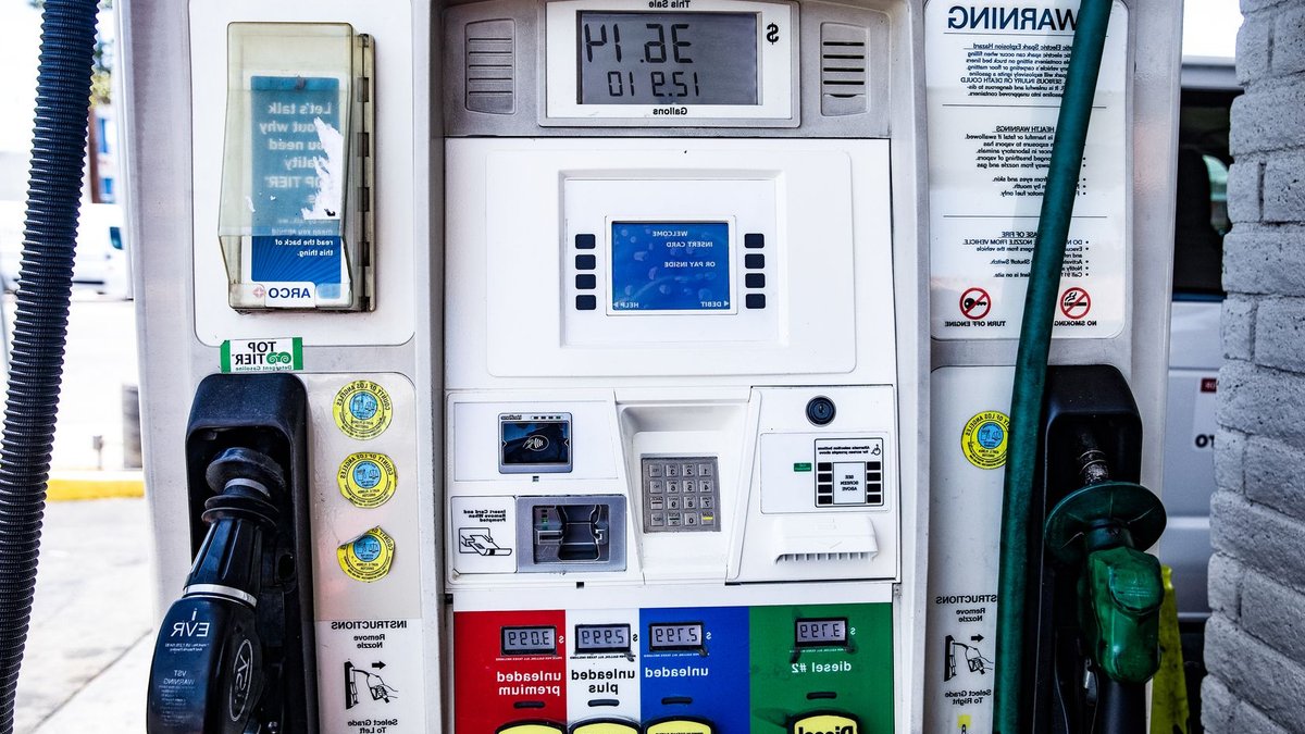 New Zealand drivers urged to fill up early New Zealand drivers urged to fill up early - fill up early