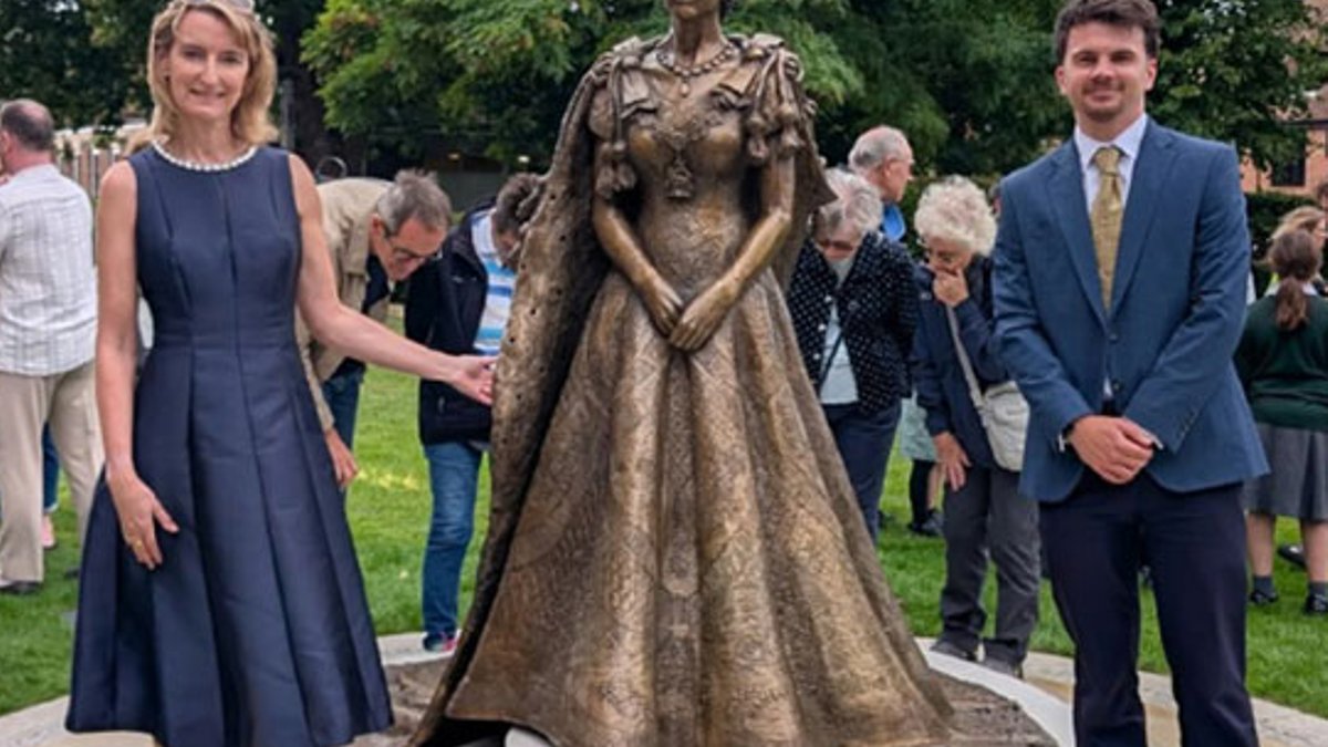 Queen sculptures get bespoke stone plinths - stone plinths