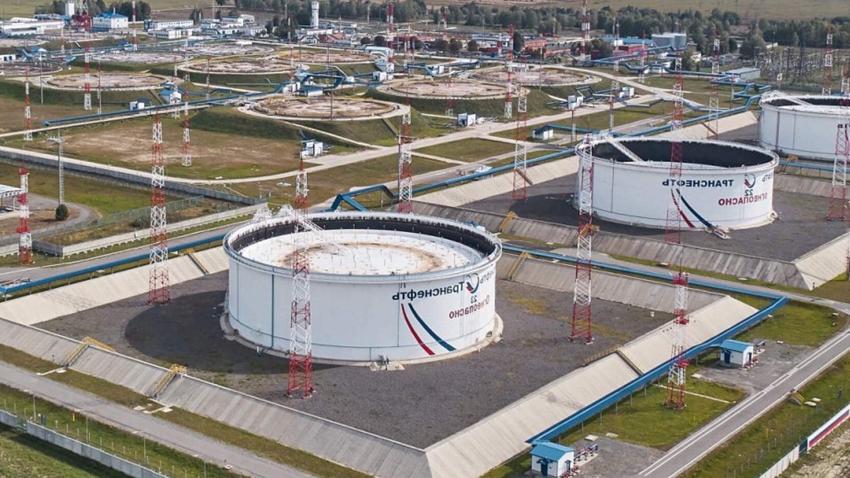Oil prices split as U.S. sanctions shift and Middle East - oil prices