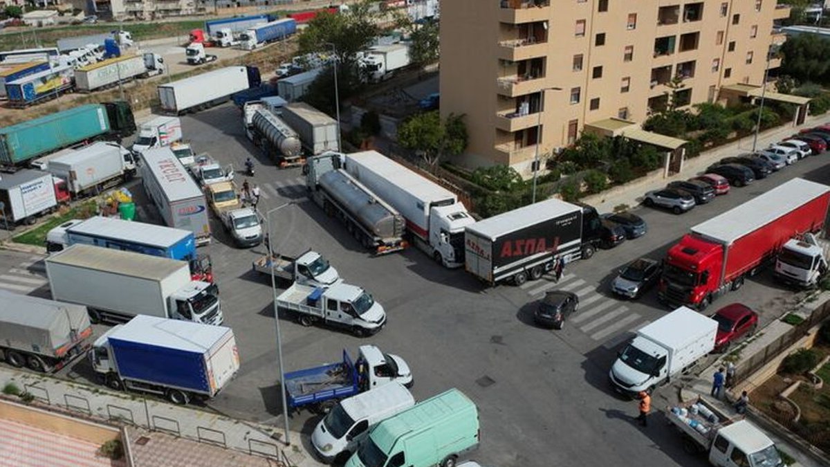 Truckers end protests in southern Italy - italy truckers