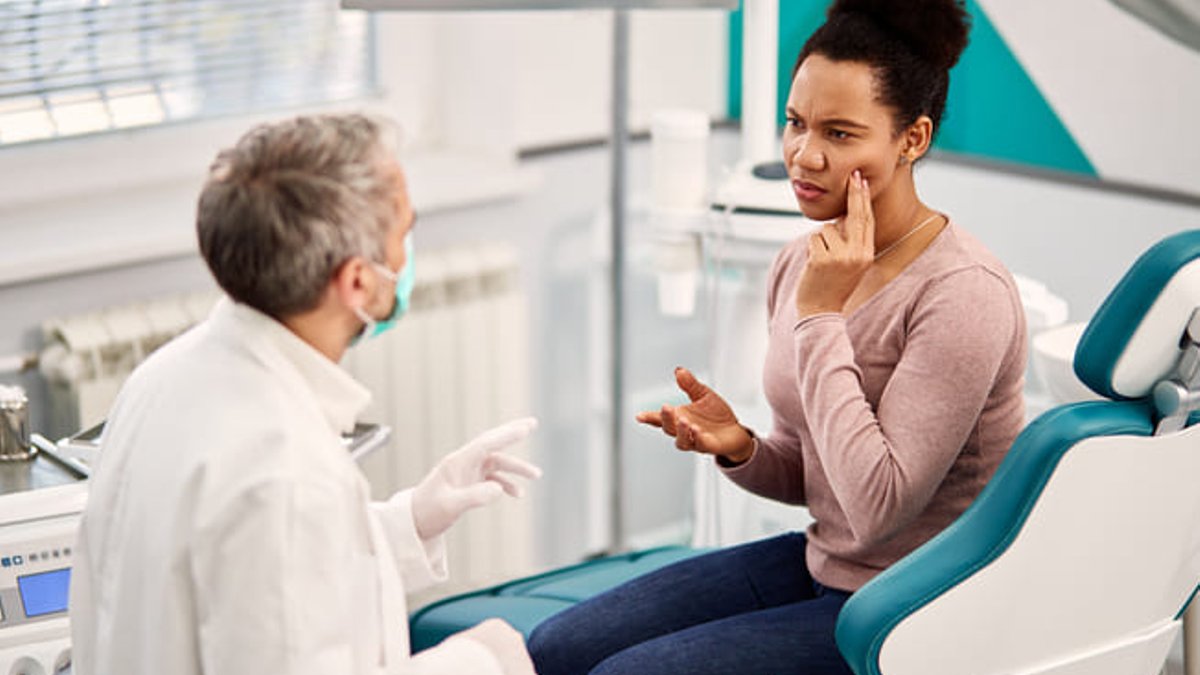 Woman experiencing Wisdom Tooth pain.