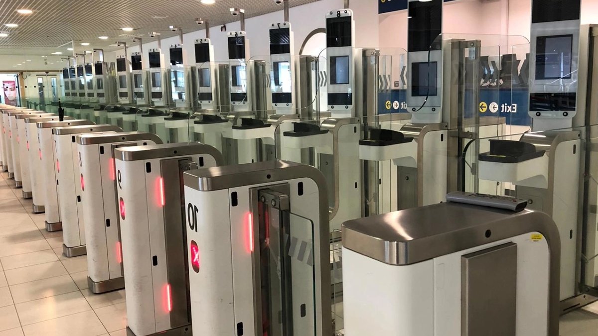 Airport eGates struggle with flawed facial scans and passport chips Airport eGates struggle with flawed facial scans and passport chips - airport egates failures