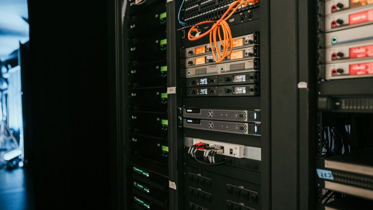 Cheap Land Masks High Costs for Data Centers Racks de servidores y cableado en un centro de datos.