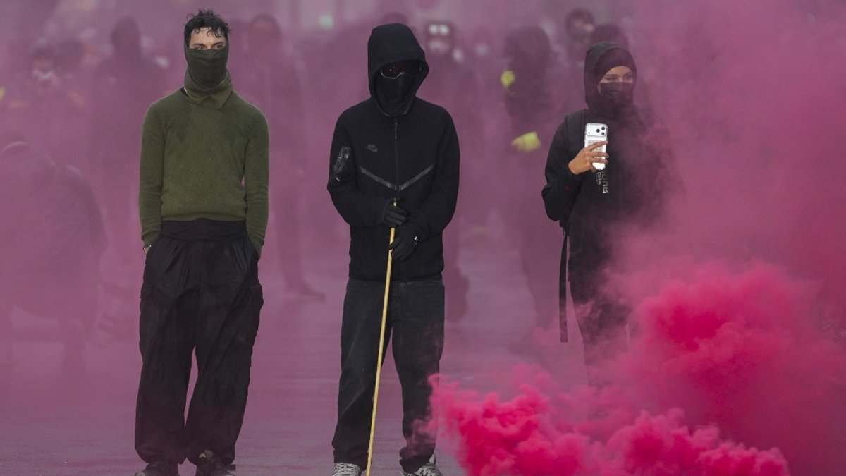 France’s protests stay calm despite clashes - france protests
