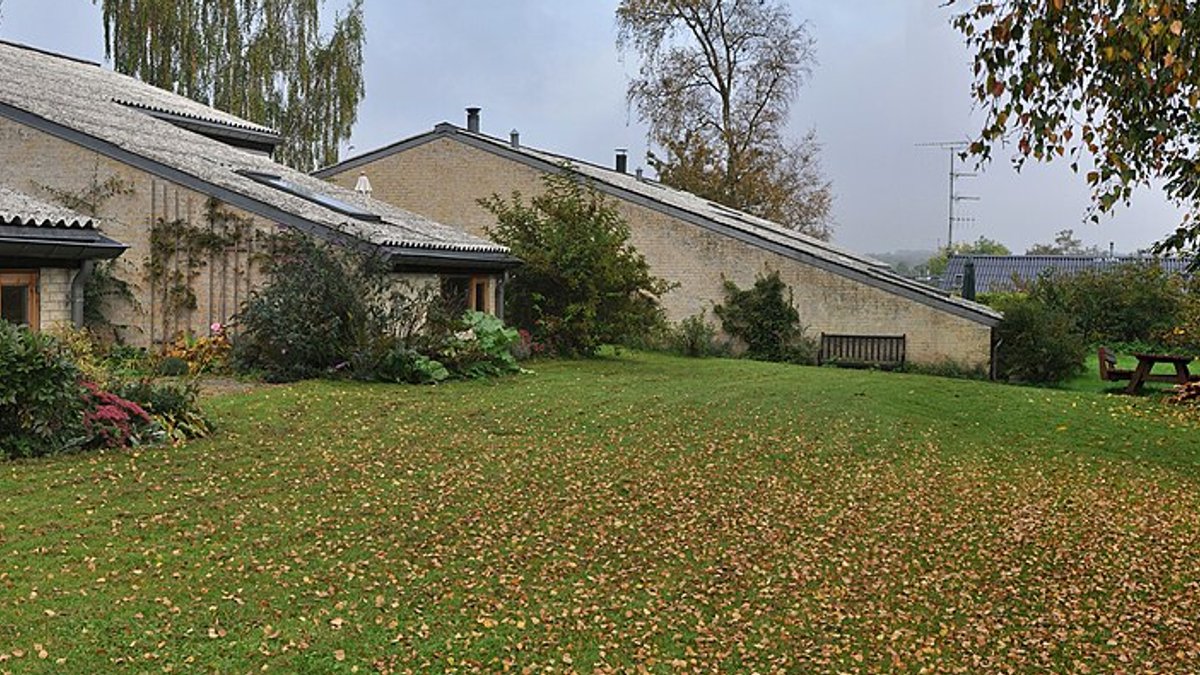 Mexico struggles to adapt cohousing models for aging population needs Viviendas de ladrillo junto a un jardín compartido en Trudeslund, Dinamarca.