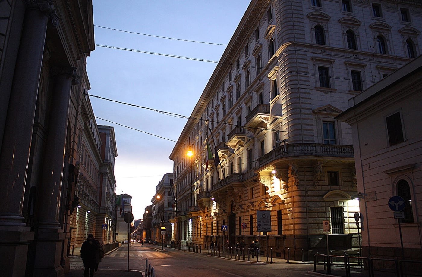La Via XX Settembre à Rome à la tombée du jour, façades éclairées