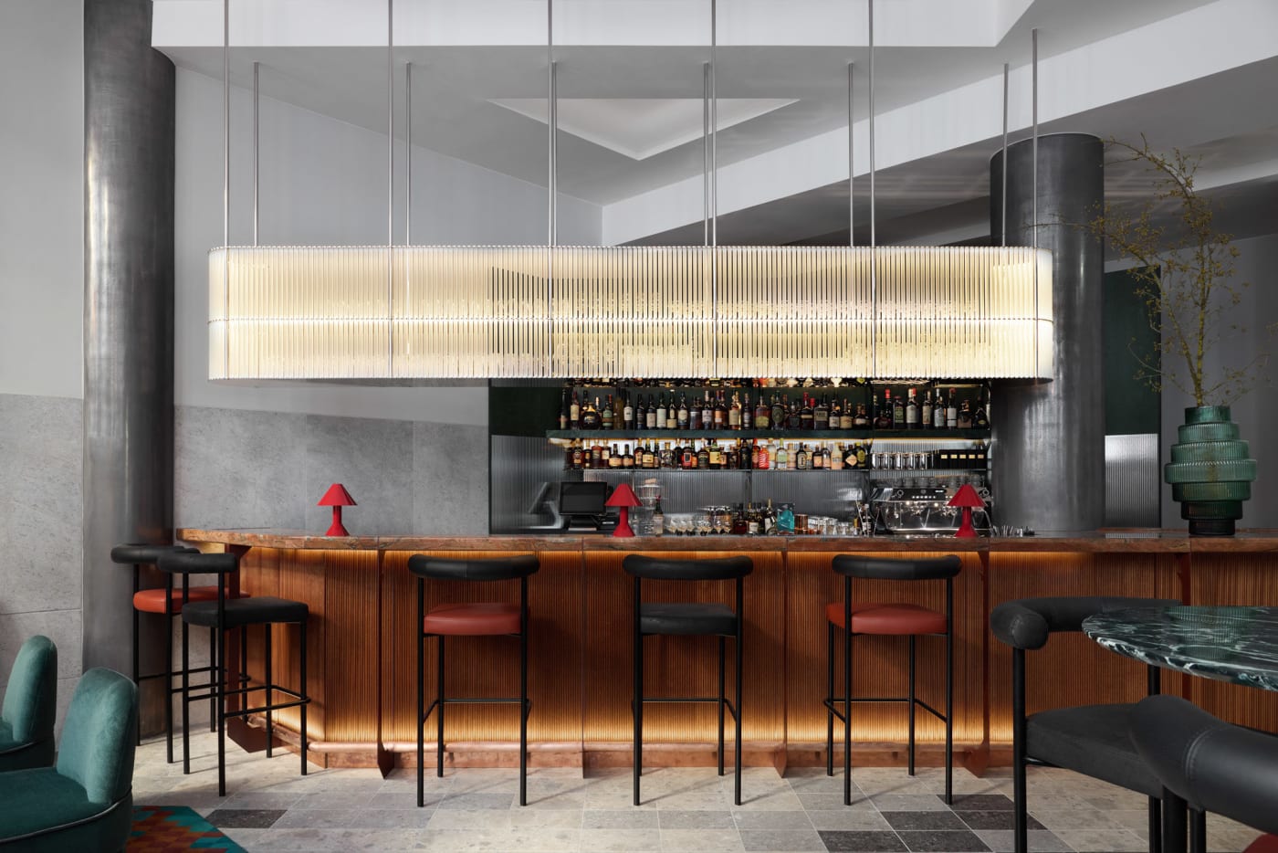 El bar del Kimpton Main Frankfurt y su lámpara de tubos de vidrio