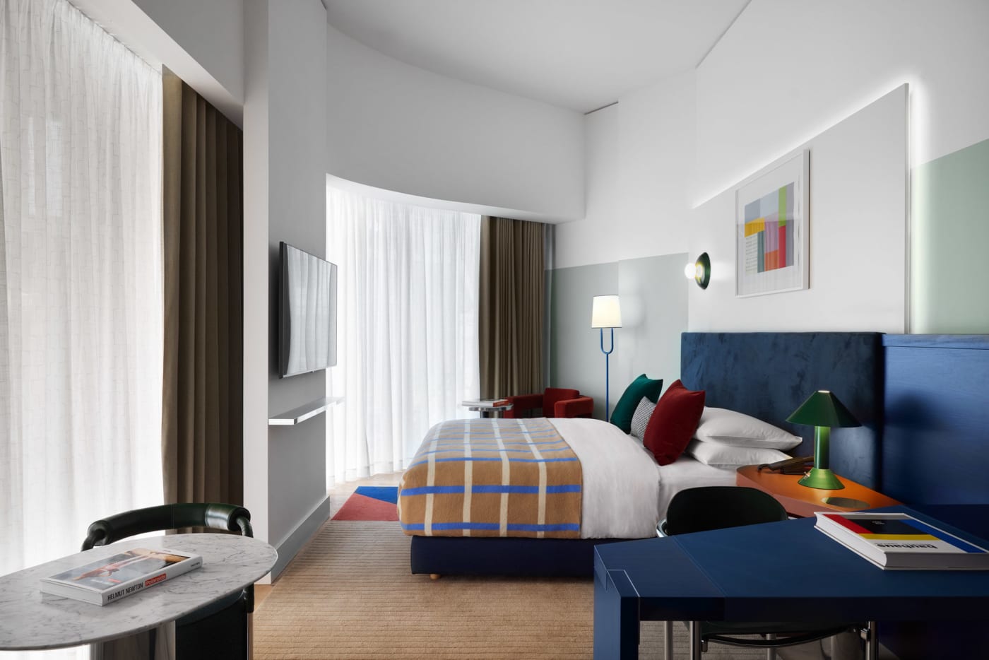 Una habitación del Kimpton Main Frankfurt con cabecero de terciopelo azul
