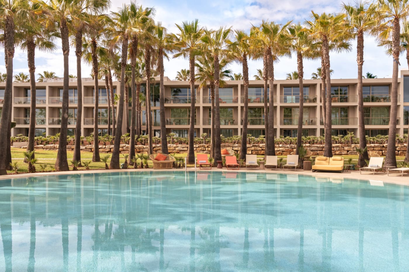 La piscina rodeada de palmeras del Kimpton Atlântico Algarve