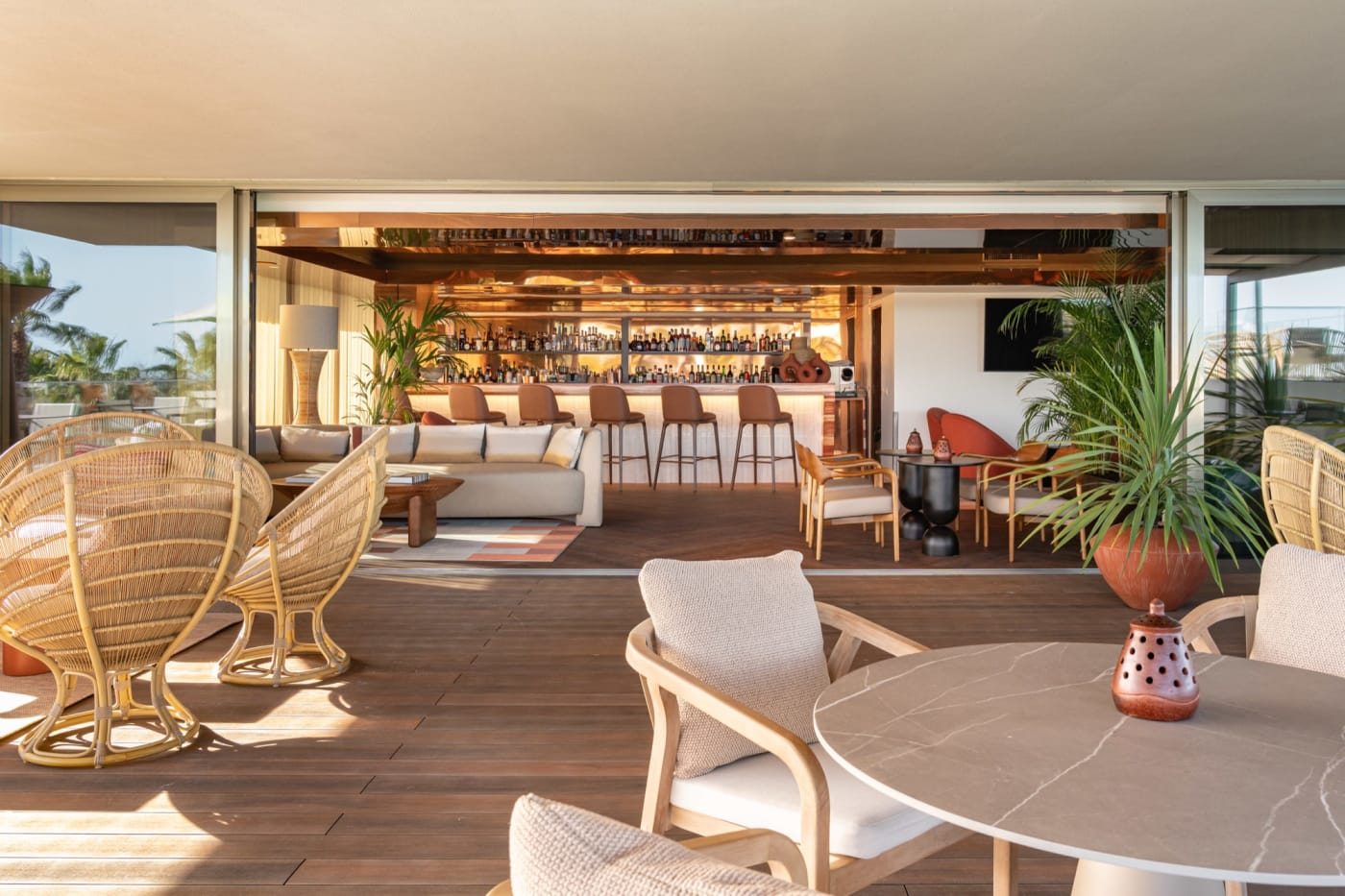 La terraza y el bar del Kimpton Atlântico Algarve