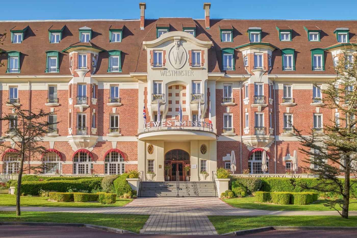 La fachada de ladrillo de Le Westminster, hotel de 5 estrellas en Le Touquet-Paris-Plage