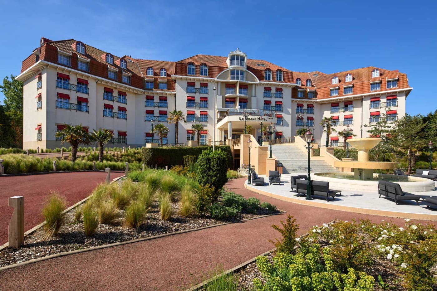 La fachada de Le Grand Hôtel Le Touquet frente a la bahía de Canche