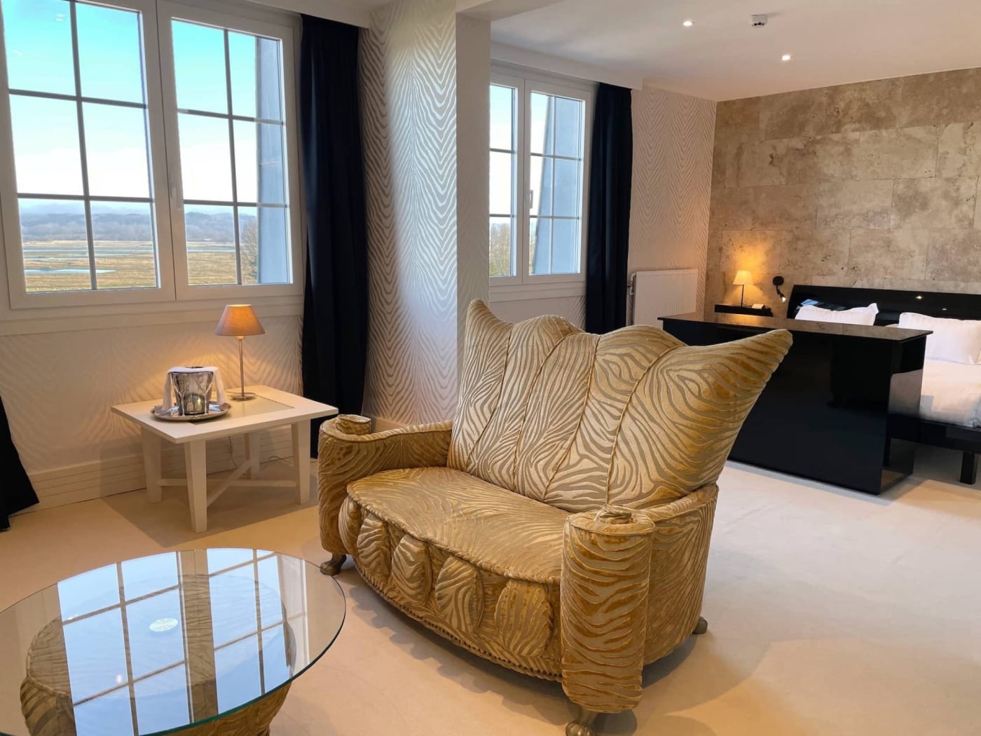 Una suite Deluxe de Le Grand Hôtel Le Touquet con vistas a la bahía