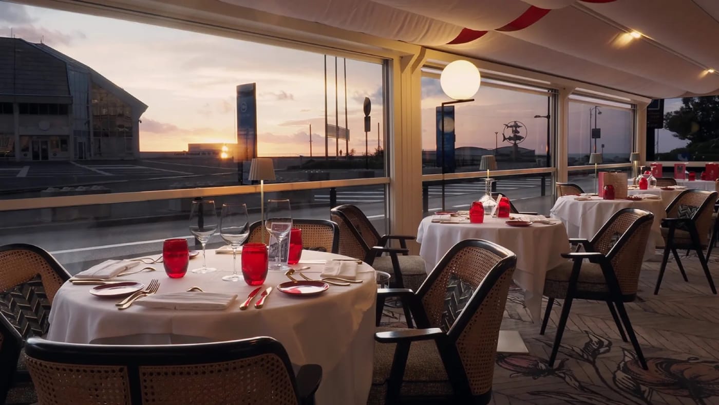 La terraza acristalada del restaurante La Matelote en Boulogne-sur-Mer al atardecer