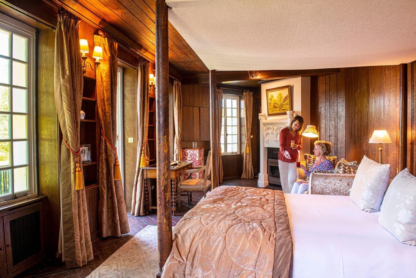 Una habitación de lujo revestida en madera en Le Château de Montreuil