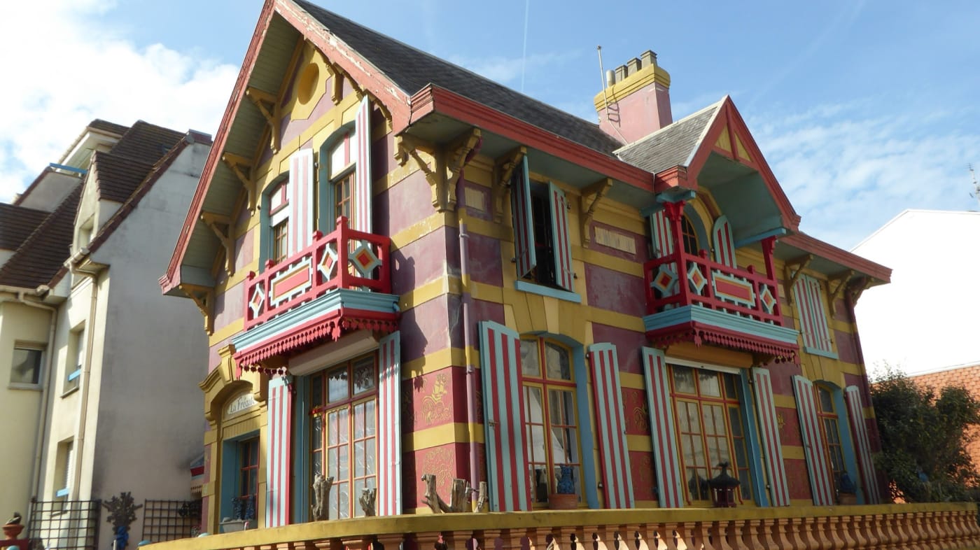 La villa La Frégate, un chalet de playa con entramado de madera en Wimereux