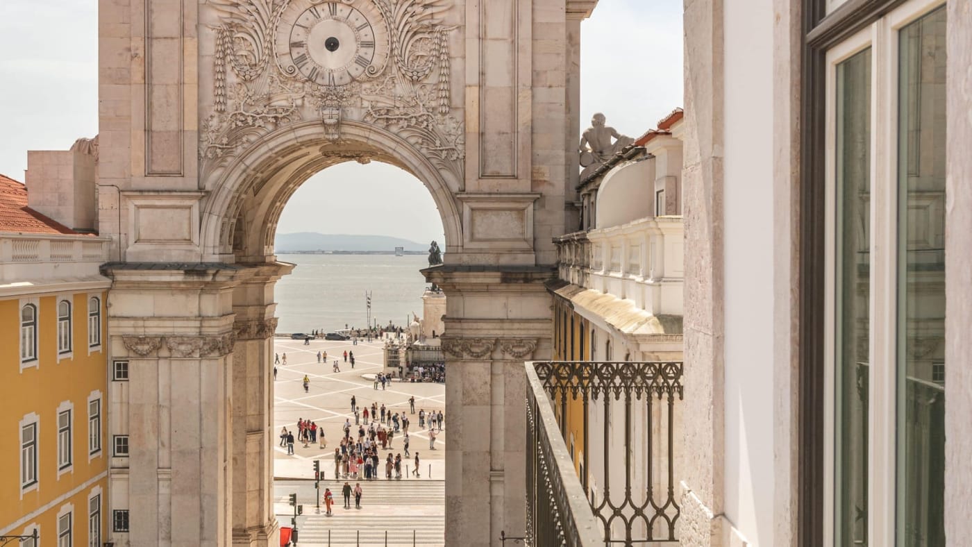 Blick aus einem Zimmer des Andaz Lissabon auf den Rua-Augusta-Bogen und den Tejo