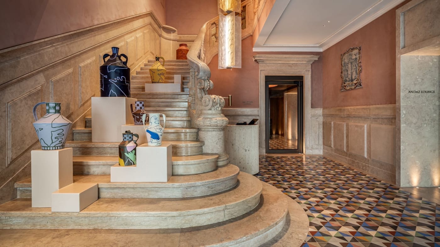 Die Steintreppe und die handgefertigte Keramik im Andaz Lissabon