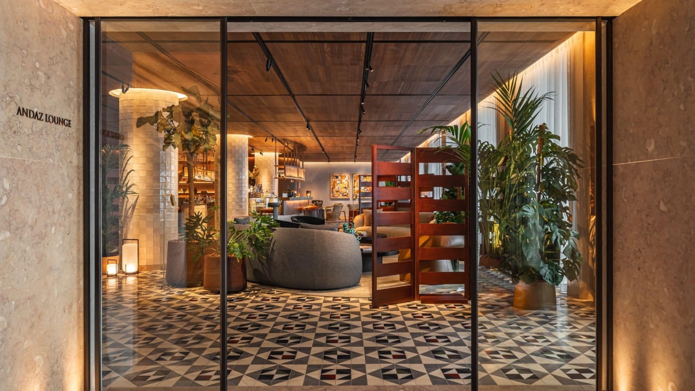 Der Eingang zur Andaz Lounge mit grafischem Fliesenboden
