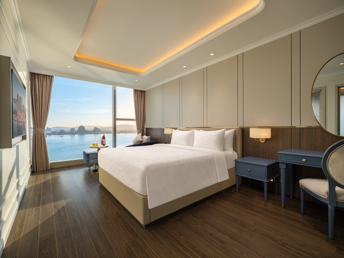 Chambre de l'Executive Suite Bay View du Centara Van Don, lit double, bureau et vue sur la baie