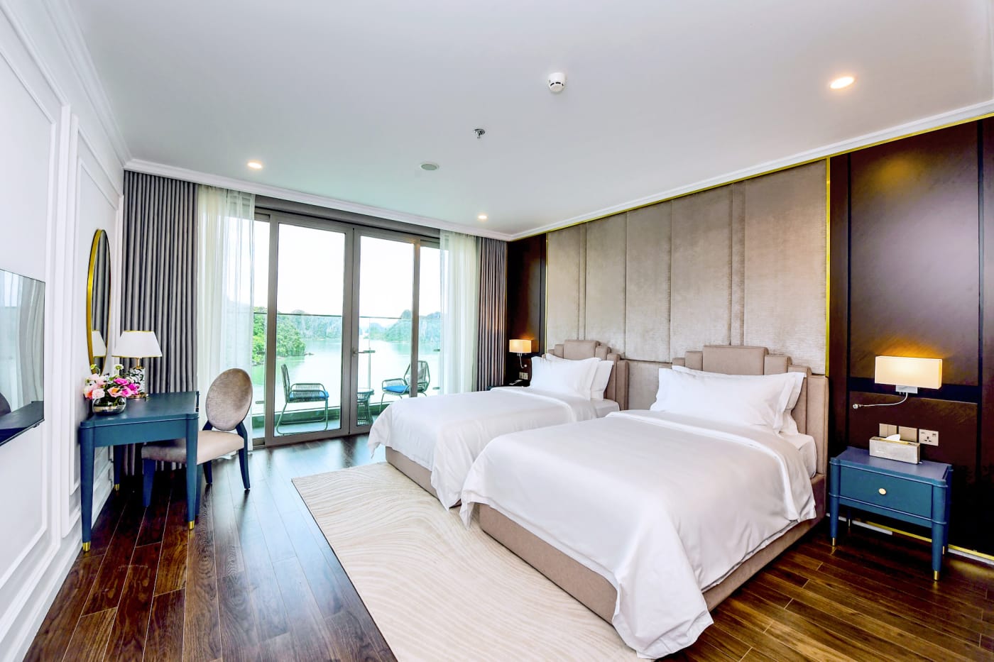 Chambre du Centara Hotel & Residences Van Don, lit double, coussins bleus et dressing