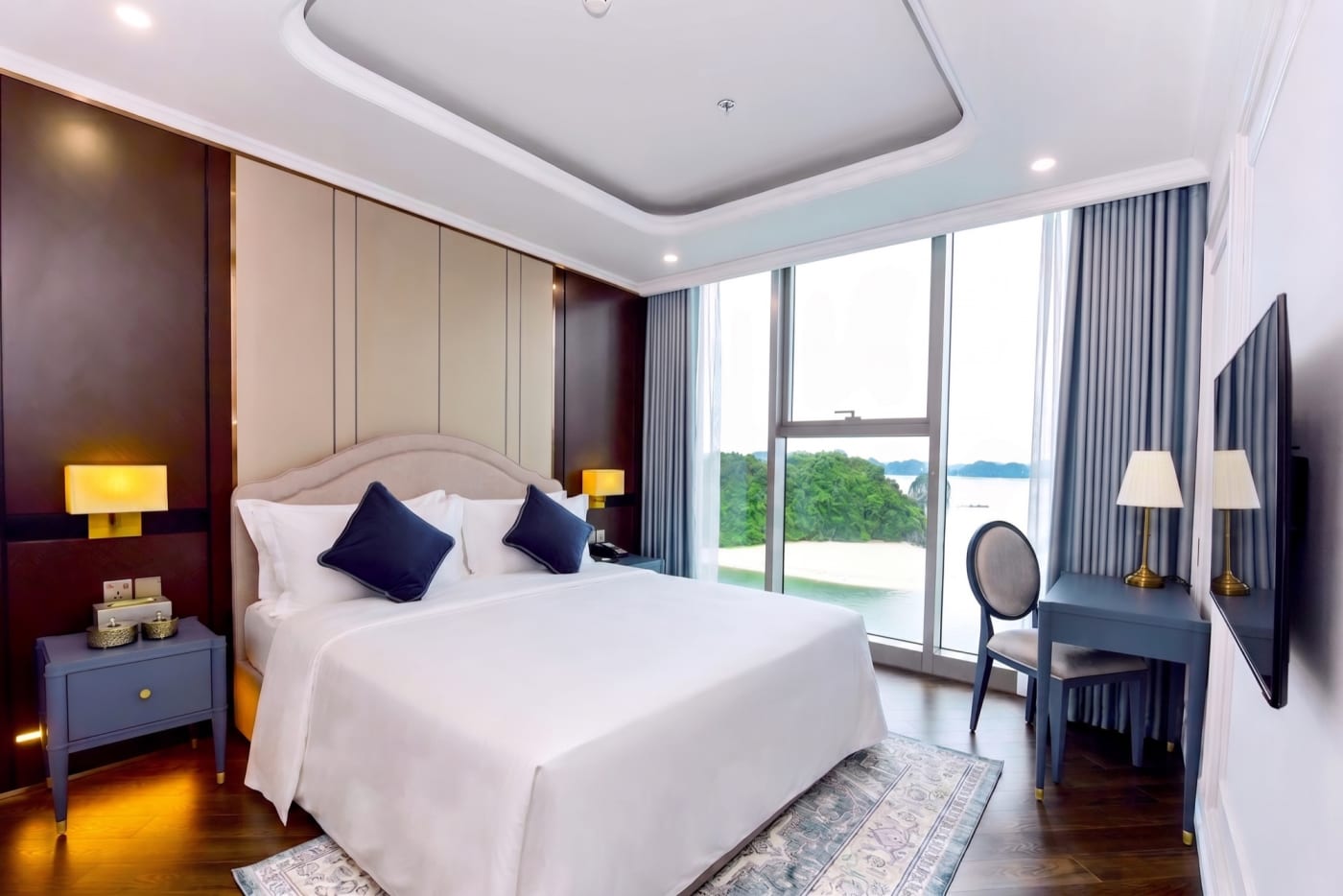 Chambre du Centara Van Don ouverte sur la baie par une grande baie vitrée