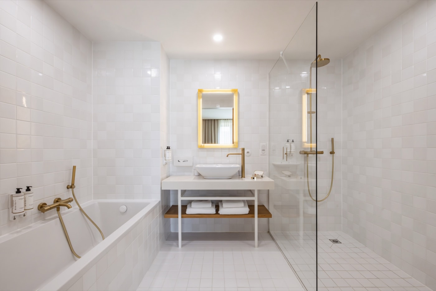 The bathroom of a Junior Suite at Les Haras, bathtub and shower