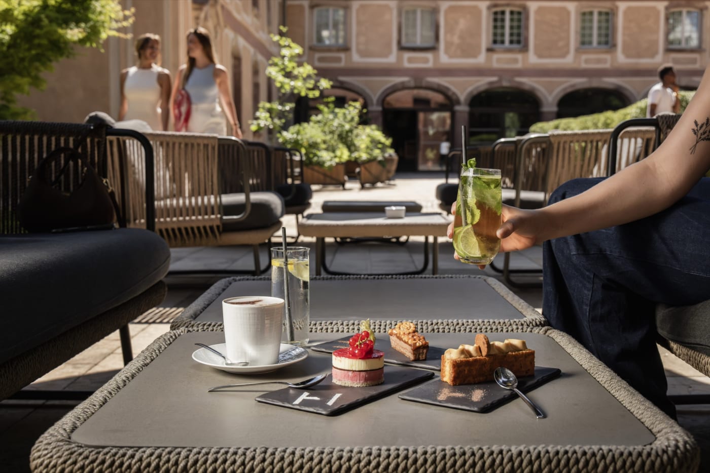 Die Terrasse der Bar des Hotels Les Haras im Innenhof