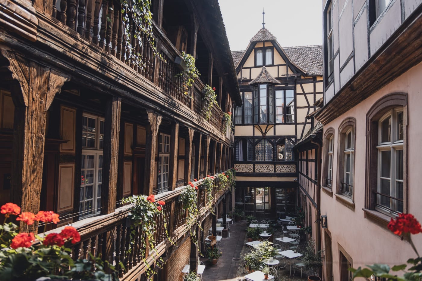 Der Innenhof aus der Renaissance und die geschnitzten Holzgalerien des Hôtel Cour du Corbeau