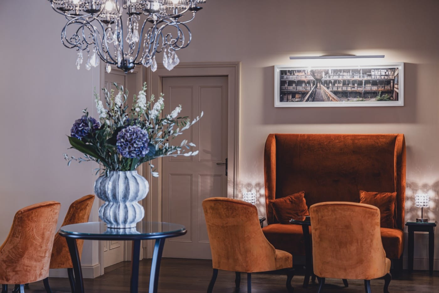 Die Lounge des Hôtel Cour du Corbeau, orangefarbene Samtsessel