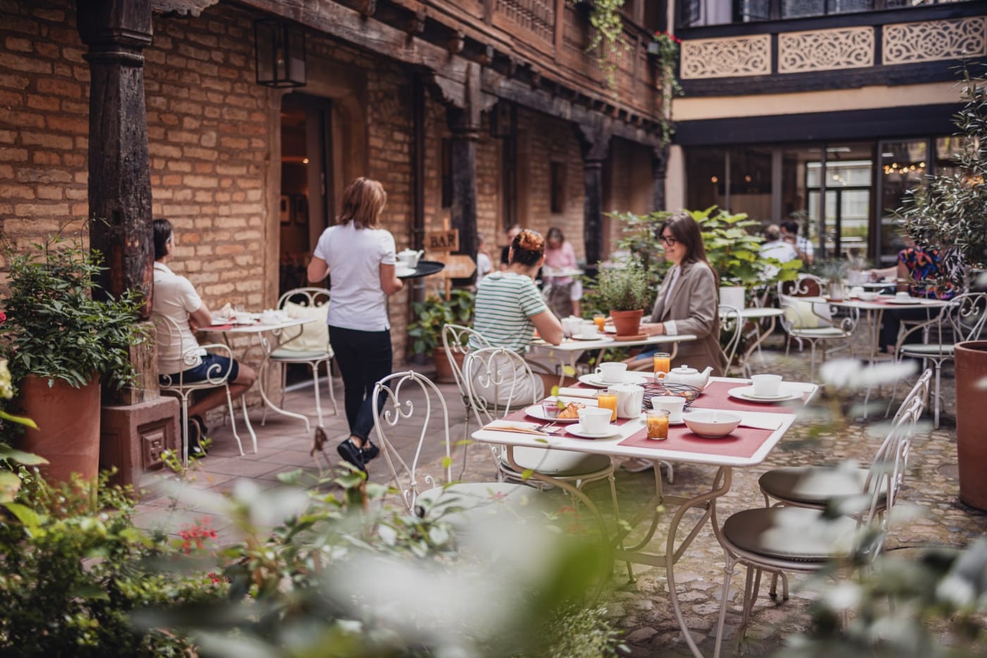 Das Frühstück im Innenhof des Hotels Cour du Corbeau