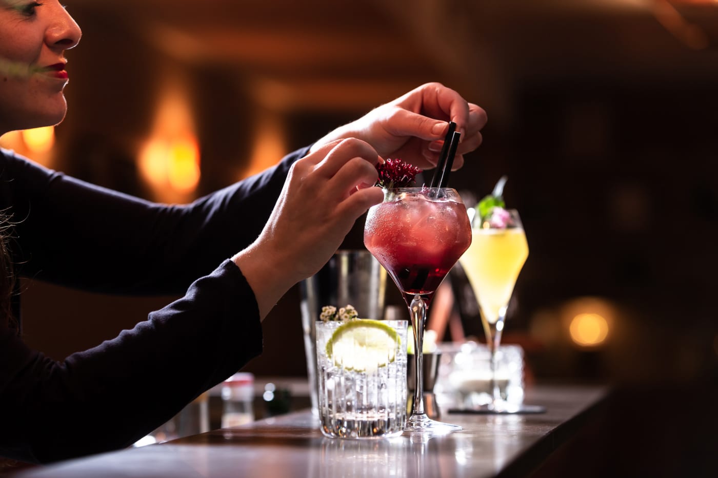 Die Zubereitung von Cocktails an der Bar des Hôtel Cour du Corbeau
