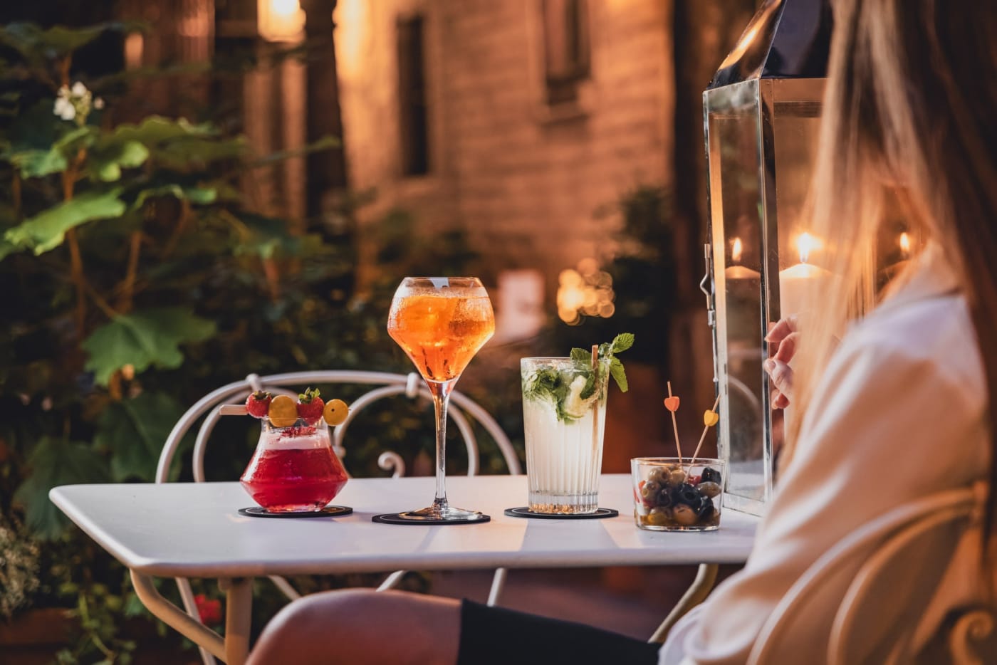Auf der Terrasse servierte Cocktails im Hôtel Cour du Corbeau