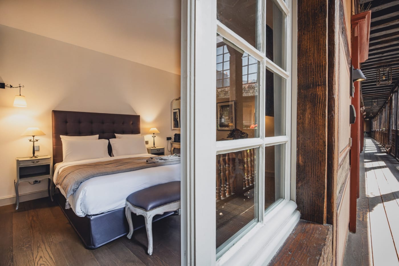 Ein 23 m² großes Classic-Zimmer im Hôtel Cour du Corbeau