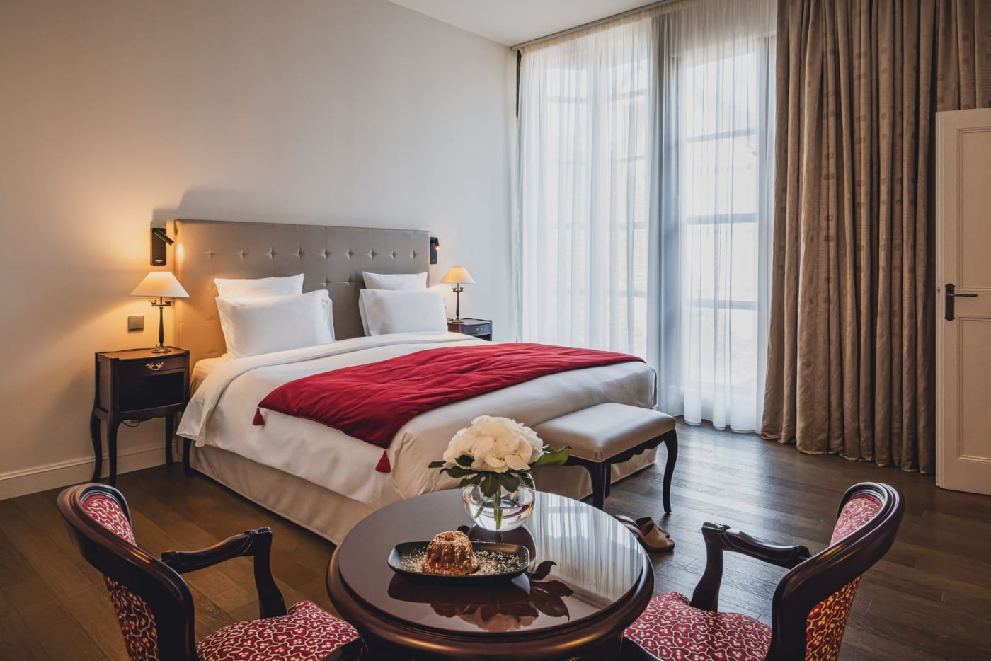 Ein Deluxe-Zimmer des Hotels Cour du Corbeau
