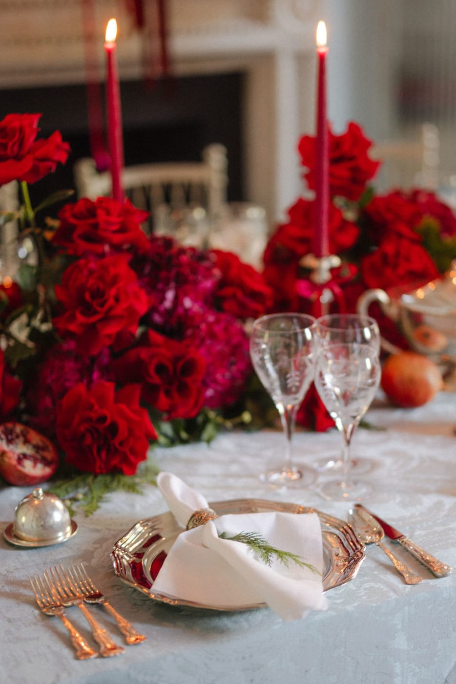 Ein Weihnachtstisch mit roten Rosen und Kerzen im Lanesborough
