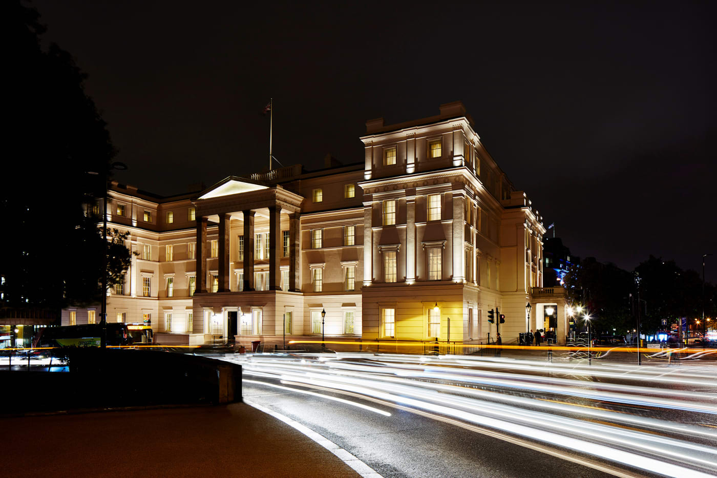 Die nachts beleuchtete Fassade des Lanesborough am Hyde Park Corner