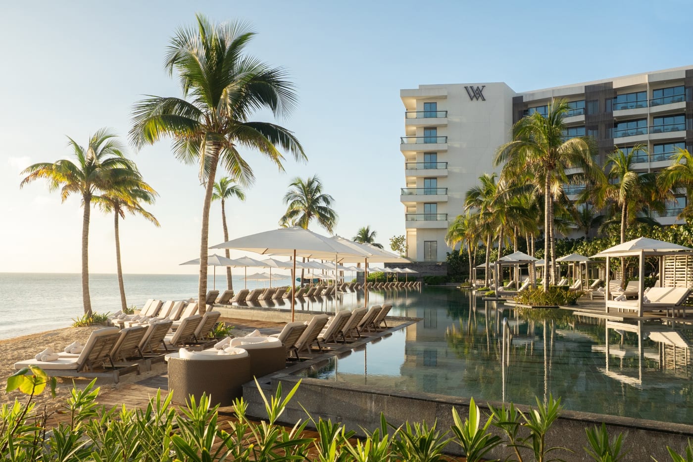La piscina y las camas balinesas del Waldorf Astoria Riviera Maya