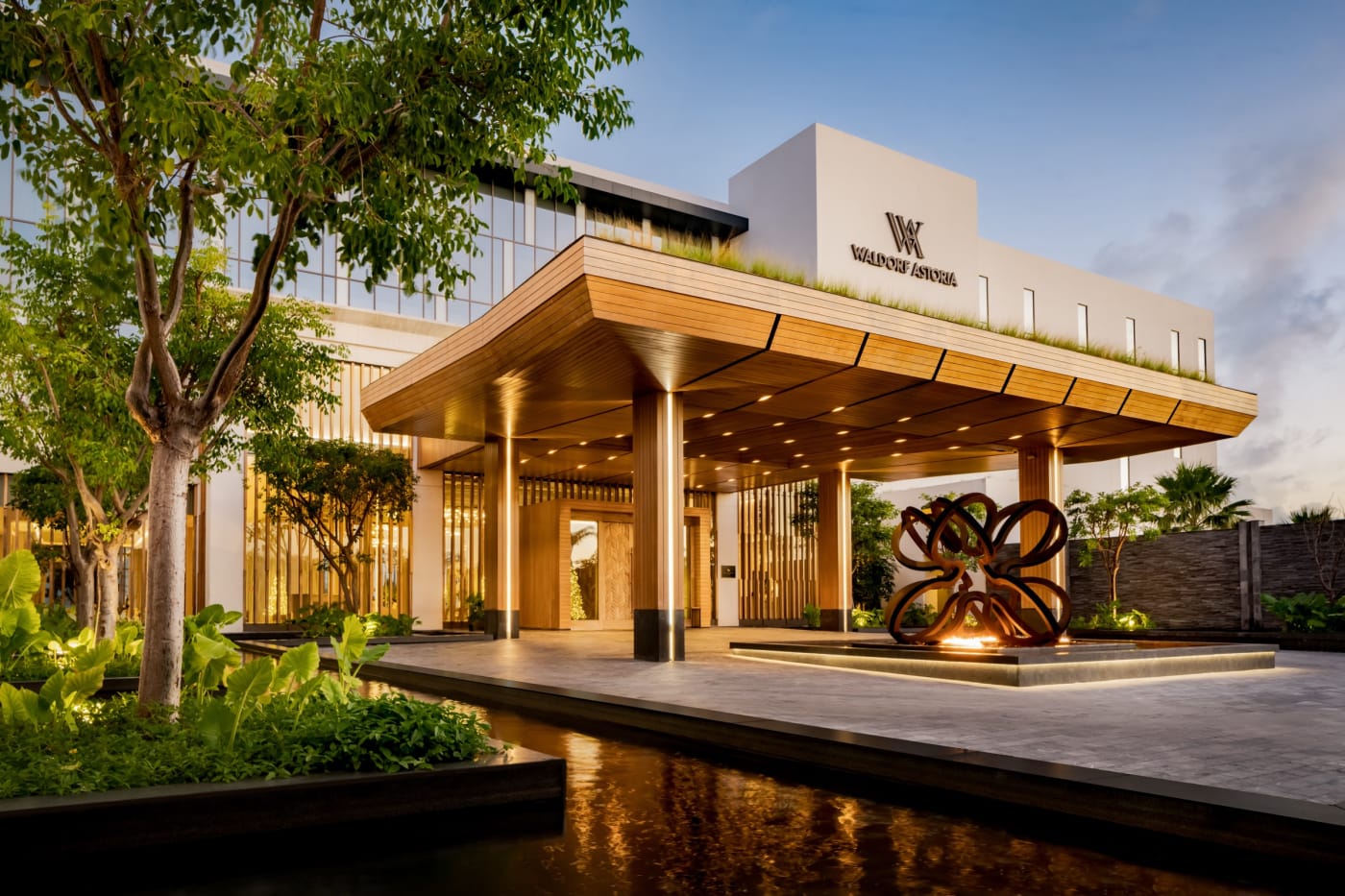 La entrada del Waldorf Astoria Riviera Maya