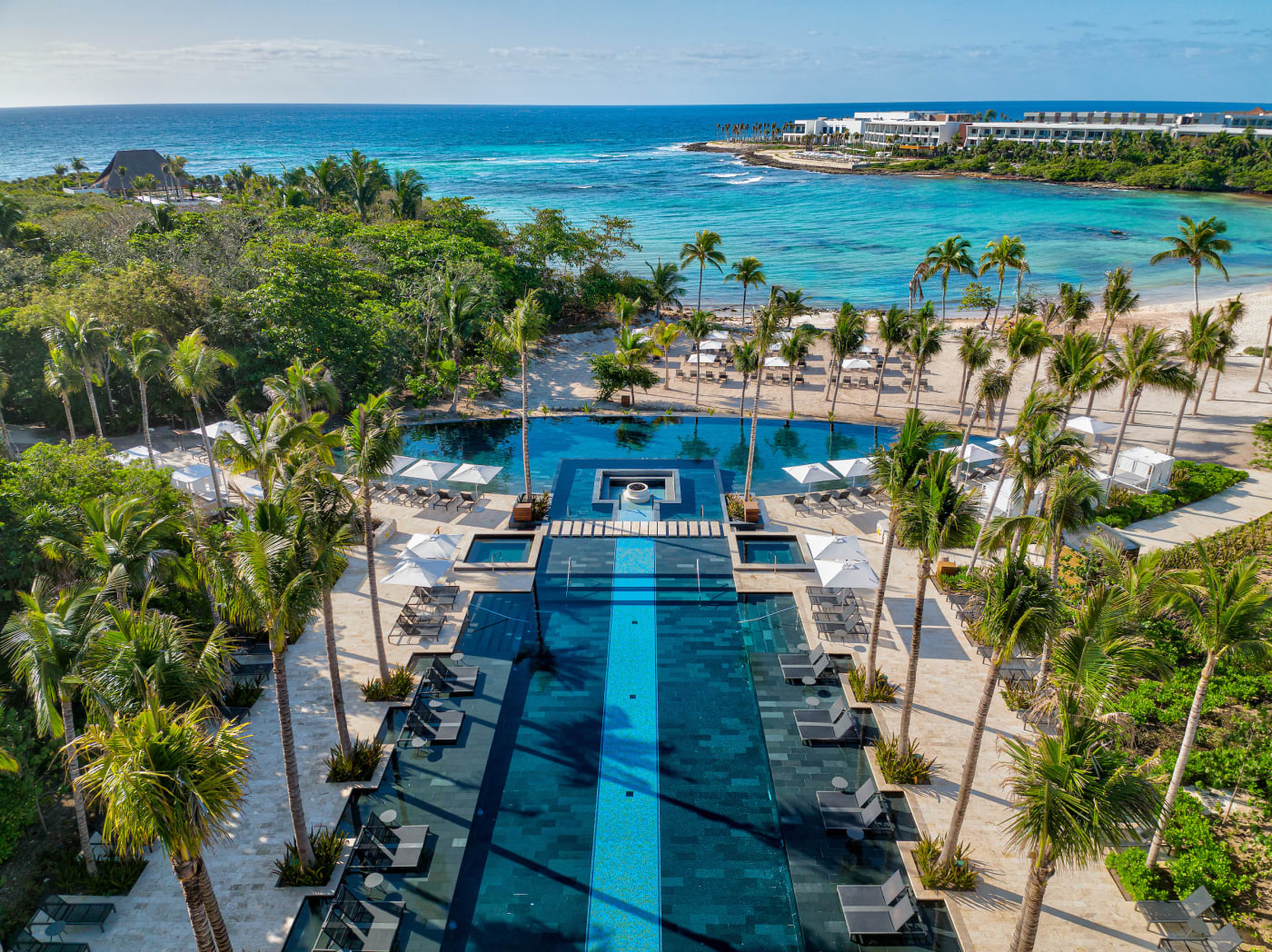 Vista aérea del Conrad Tulum Riviera Maya y su bahía