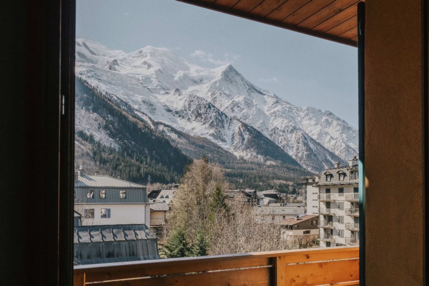 Le balcon en bois d'une chambre de l'hôtel Le Lyret ouvert on le Mont-Blanc