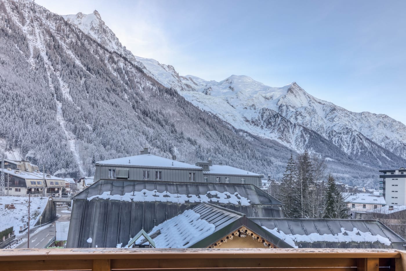 El macizo del Mont-Blanc y los tejados nevados de Chamonix vistos desde el hotel Le Lyret