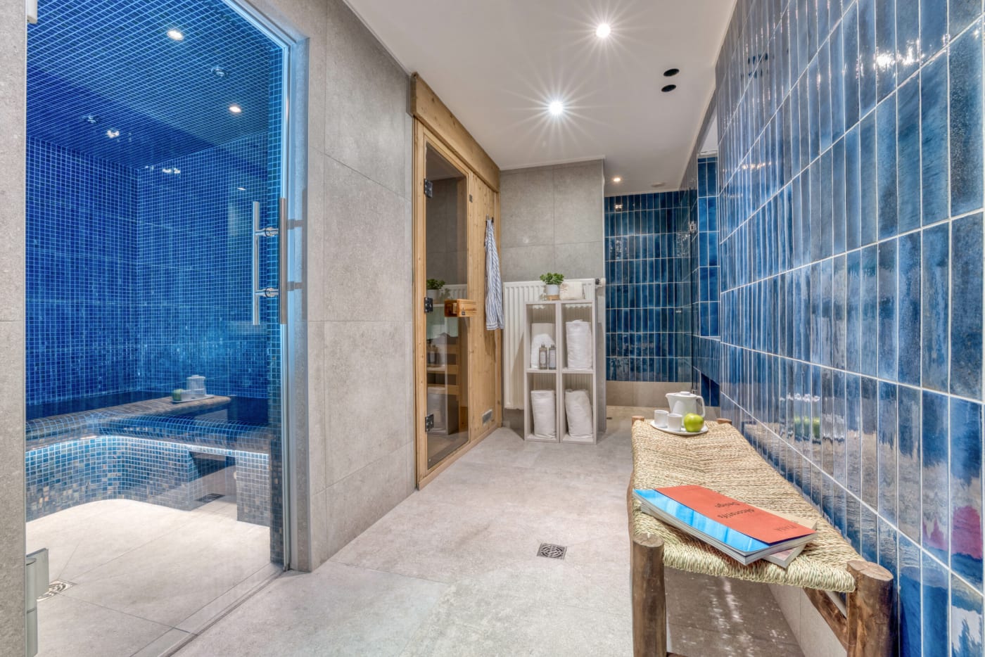 La zona de bienestar del hotel Le Lyret, hammam y sauna decorados con azulejos azules