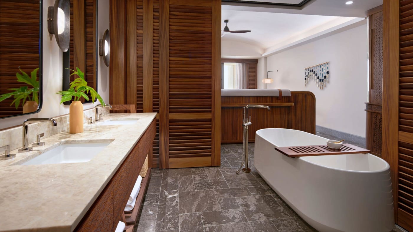 Badezimmer mit freistehender Badewanne und Doppelwaschbecken im Park Hyatt Riviera Maya