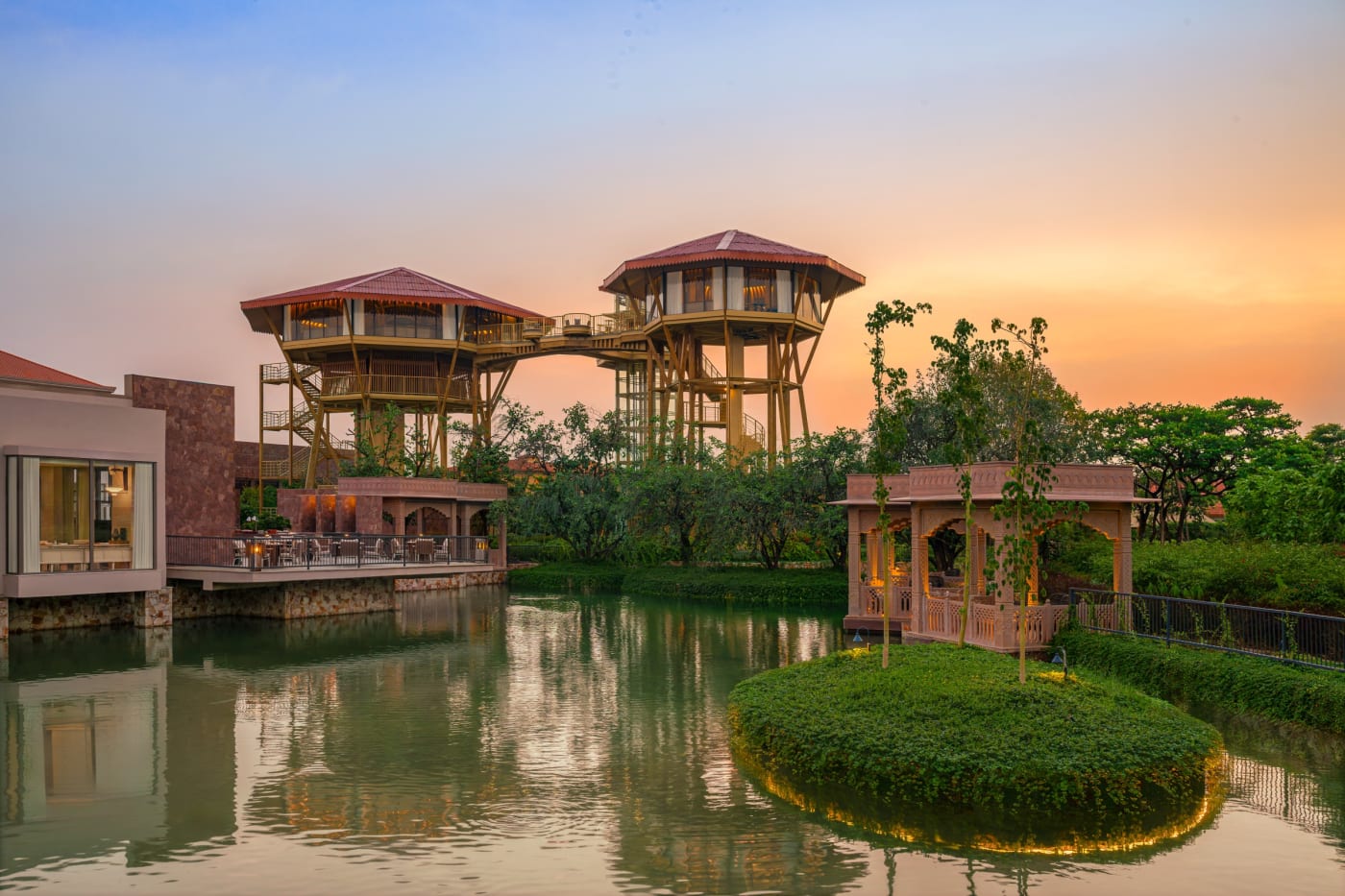 Tours du restaurant Skyloft inspirées des machans au bord du lac du JW Marriott Ranthambore